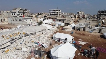 Afrin'deki depremzedeler, hayırseverlerin destekleriyle çadırlara yerleştiriliyor