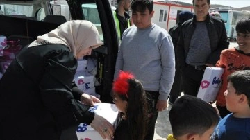 Afşin'de konteyner kentte yaşayan çocuklara bayram hediyesi dağıtıldı