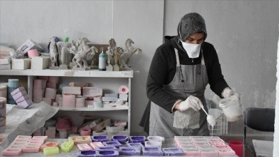 Afyonkarahisar'da kadınlar kooperatif &ccedil;atısı altında hediyelik eşya &uuml;retimini artırıyor