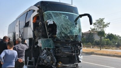 Afyonkarahisar'da yolcu otob&uuml;s&uuml; kamyonete &ccedil;arptı, 1 kişi &ouml;ld&uuml;, 15 kişi yaralandı