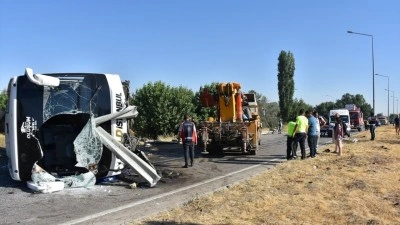 Afyonkarahisar'da yolcu otob&uuml;s&uuml;n&uuml;n devrildiği kazada 22 kişi yaralandı