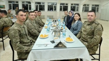 Afyonkarahisar Valisi Kübra Güran Yiğitbaşı Mehmetçikle iftar yaptı