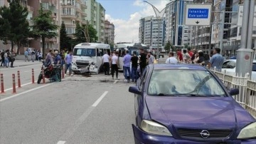 Afyonkarahisar'da 9 aracın karıştığı zincirleme trafik kazasında 19 kişi yaralandı