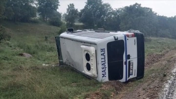 Afyonkarahisar'da işçileri taşıyan minibüsün devrilmesi sonucu 14 kişi yaralandı