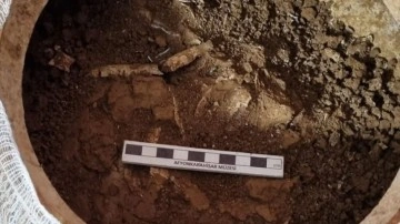 Afyonkarahisar'da temel kazısında bulunan lahitteki 4 çömlekten insan kemiği çıktı