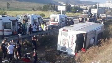 Afyonkarahisar'da yolcu otobüsünün devrilmesi sonucu 1 kişi öldü, 30 kişi yaralandı