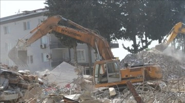 Ağır hasarlı binaların yıkımının sürdüğü Hatay'da 1 milyon metreküpe yakın enkaz taşındı