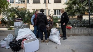 Ağır hasarlı evlerini terk eden aile anıları için Hatay'a geri döndü