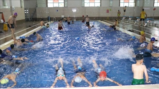 Ağrı'da çocuklar yüzmeyi üniversitenin yarı olimpik havuzunda öğreniyor