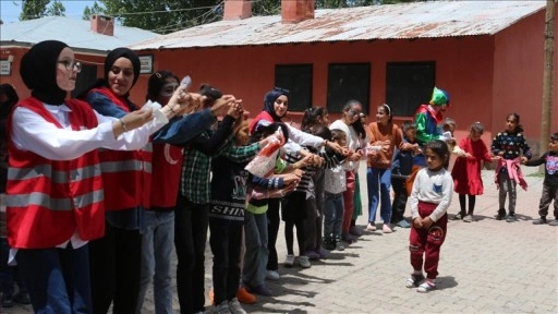 Ağrı'da Kızılay gönüllüleri saç bakımını yaptıkları köy çocuklarını oyunlarla eğlendirdi