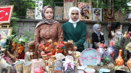 Ağrı'da kursiyer kadınların atık malzemelerden dönüştürdüğü el emeği ürünler sergilendi
