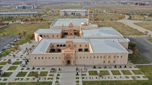 Ağrı'da öğrenciler İshak Paşa Sarayı'na benzer mimarideki modern kütüphanede geleceğe hazı