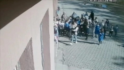 Ağrı'da öğretmenler boğazına şeker kaçan çocuğu Heimlich manevrasıyla kurtardı