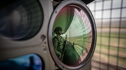 Ağrı'da sınırda ileri teknolojiyle gücüne güç katan Mehmetçik yasa dışı geçişleri engelliyor