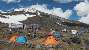 Ağrı Dağı zirvesine uzanan yolculuğun ana kampında panayır havası