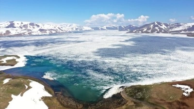 Ağrı'daki Balık G&ouml;l&uuml; baharda da erimeyen buzlarıyla 'Antarktika'yı andırıyor