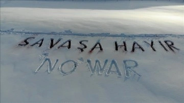 Ağrı'da kar üzerine dev yazılar yazarak 'savaşa hayır' dediler