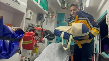 Ağrı'da rahatsızlanan bebek, yolu kapalı k&ouml;yden paletli ambulansla alındı