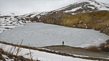 Ağrı'daki Hayrangöl'ün buz tabakası baharda da erimedi