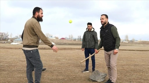 Ağrılı gurbet&ccedil;i gen&ccedil;ler kışın, unutulan "topa dara" oyunuyla stres atıyor