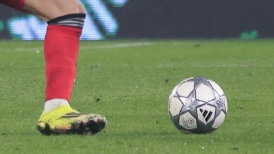 Ağzını kapatarak ayrımcılık yapan futbolcular kırmızı kart g&ouml;recek