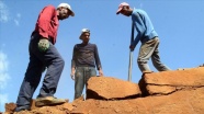 Ahlat'ta taş işçilerinin kavurucu sıcakta zorlu mesaisi