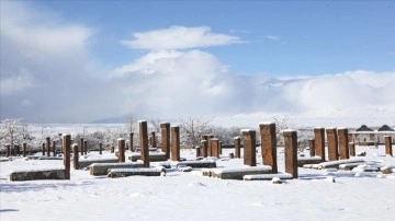 Ahlat'taki Selçuklu Meydan Mezarlığı karla kaplandı