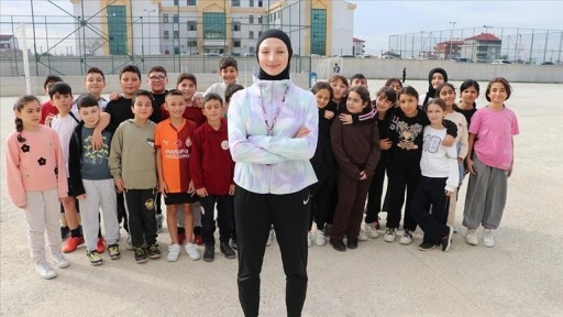 Ahsen öğretmen tekvandodaki şampiyonluklarıyla öğrencilerine örnek oluyor