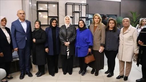 AK Parti Genel Merkez Kadın Kolları Başkanı Ercan, depremden etkilenen öğretmenlerle buluştu