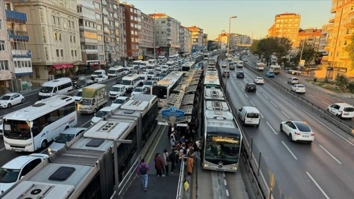 AK Parti, İstanbul'da 30 yaş üstü öğrencilerin indirimli ulaşım hakkını yeniden mahkemeye taşıd