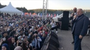 AK Parti&#039;li Binali Yıldırım, şarkıcı Soner Sarıkabadayı ile düet yaptı