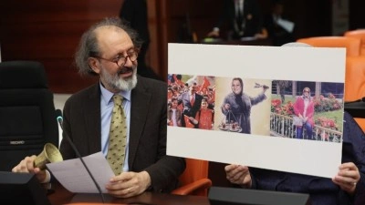 AK Parti Milletvekili Hacıoğulları, Meclis&rsquo;te zil &ccedil;alarak &ouml;ğrencileri derse &ccedil;ağırdı