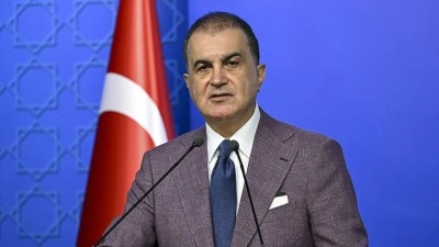AK Parti S&ouml;zc&uuml;s&uuml; &Ccedil;elik'ten mezuniyet t&ouml;reninde ayet yazılı pankartın kapatılmasına tepki