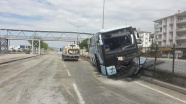 AK Partilileri taşıyan otobüs Polatlı'da kaza yaptı