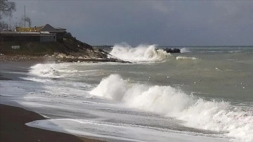 Akçakoca'da rüzgarın etkisiyle dalga boyu 4 metreye ulaştı