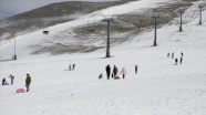 Akdağ Kayak Merkezi&#039;nde güneşli havada kayak keyfi