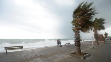 Akdeniz Bölgesi'nde kuvvetli rüzgar ve fırtına uyarısı