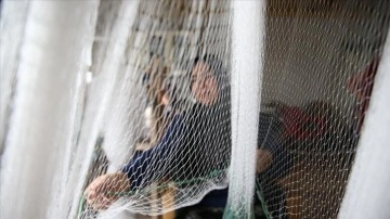 Akdeniz'e açılan balıkçıların kullandığı ağlar Hataylı kadınların elinde şekilleniyor