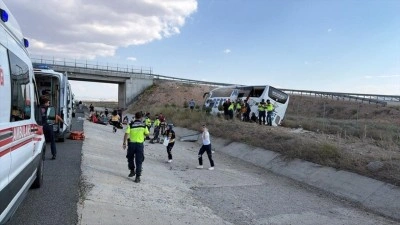 Aksaray'da yoldan &ccedil;ıkan otob&uuml;steki 19 kişi yaralandı