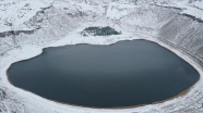Aksaray'daki Narlıgöl, karlı görüntüsüyle ziyaretçilerine güzellik sunuyor