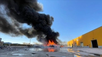 Aksaray'da geri dönüşüm fabrikasında çıkan yangına müdahale ediliyor