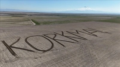 Aksaraylı &ccedil;ift&ccedil;i tarlasına trakt&ouml;rle "Korkma" yazdı