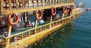 Alanya'da boş gezi teknesi batma tehlikesi geçirdi