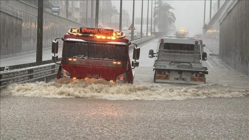 Alanya'da sağanak nedeniyle iş yerlerini su bastı, araçlarda mahsur kalanlar kurtarıldı