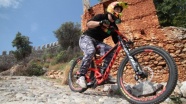 “Downhill&quot;!.. Adrenalin yüklü bisikletiyle Alanya’yı tanıtıyor!