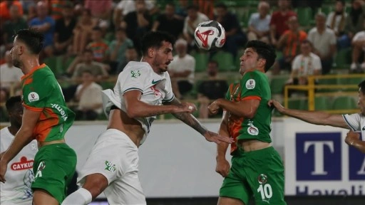 Alanyaspor ile Çaykur Rizespor arasında oynanan mücadelenin ilk yarısı 0-0 sona erdi