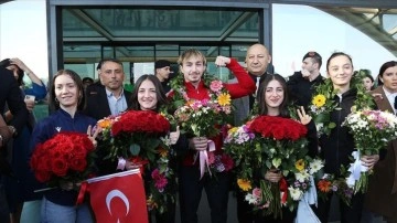 Aliyev, Ermenistan'da madalya kazanan Türk haltercileri madalya ile ödüllendirdi