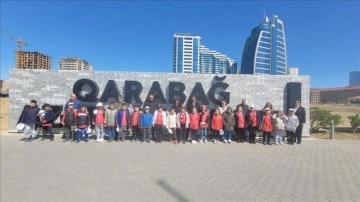 Aliyev'den imzalı fotoğraf isteyen öğrenciler Azerbaycan'da ağırlandı