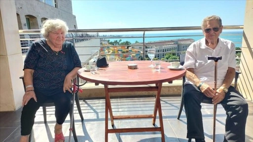 Alman çift 28 yıldır tatil için Antalya'yı tercih ediyor