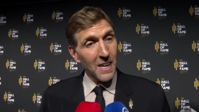 Alman efsane basketbolcu Dirk Nowitzki'den Hidayet T&uuml;rkoğlu'na &ouml;vg&uuml;